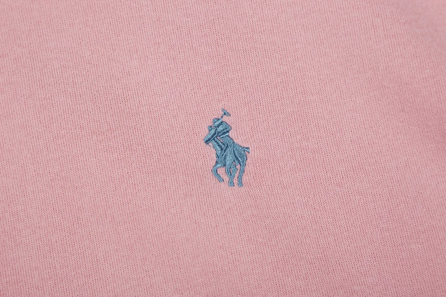 P240 White background picture [Evergreen for all seasons] Style number: 25003# Color: off-white/light pink/light blue/oatmeal gray/light floral gray/dark floral gray/red/brown/black and red label/black and white label/saffron label/hidden white label Size: S to 370g double-sided cotton heavyweight fabric✅ - Original same 7.5CM widened thread processing✅ - Front collar patchwork triangle block, four-needle six-thread topstitch design✅ - RL four-season classic style, loose fit, easy for both men and women to control, simple and clean, versatile, no mistakes, exposed topstitching, patchwork triangle, 1.3cm retro primary color hook drawstring, full of details